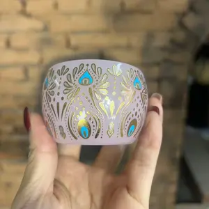 Pink Glow-in-the-Dark Cup with Intricate Gold and Blue Peacock Feather Design for Unique Lighting and Stylish Decor