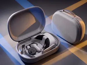 Portable VR Headset Carrying Case – Durable Protective Shell, Ergonomic Handle, Wearable Accessory Compatible with Meta Quest 2/3/3S and Their Controllers