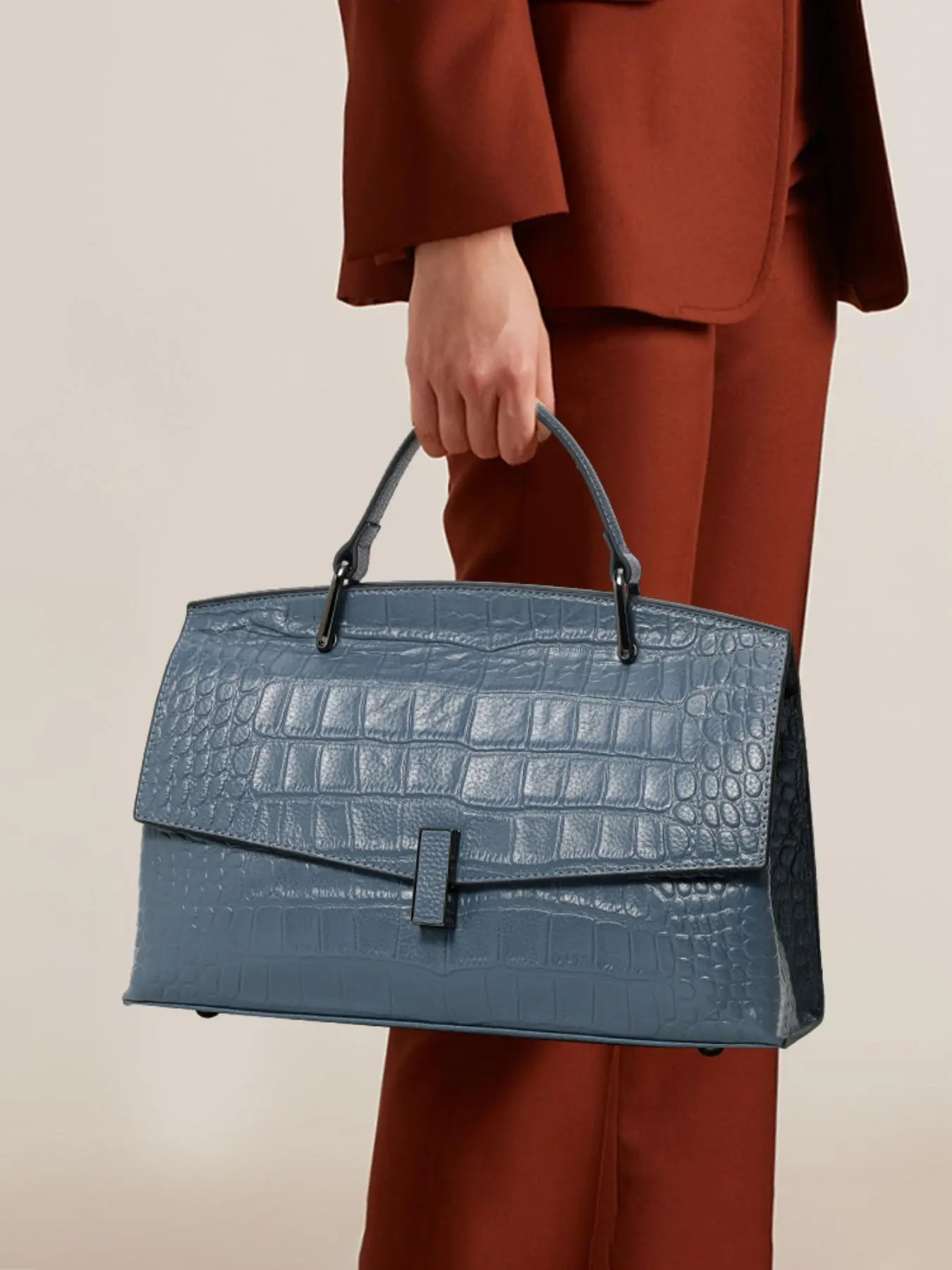 A blue handbag made of exquisite and fashionable cowhide material, with a shoulder strap suitable for commuting to work and traveling, Leather Handbag, Elegant Bags
