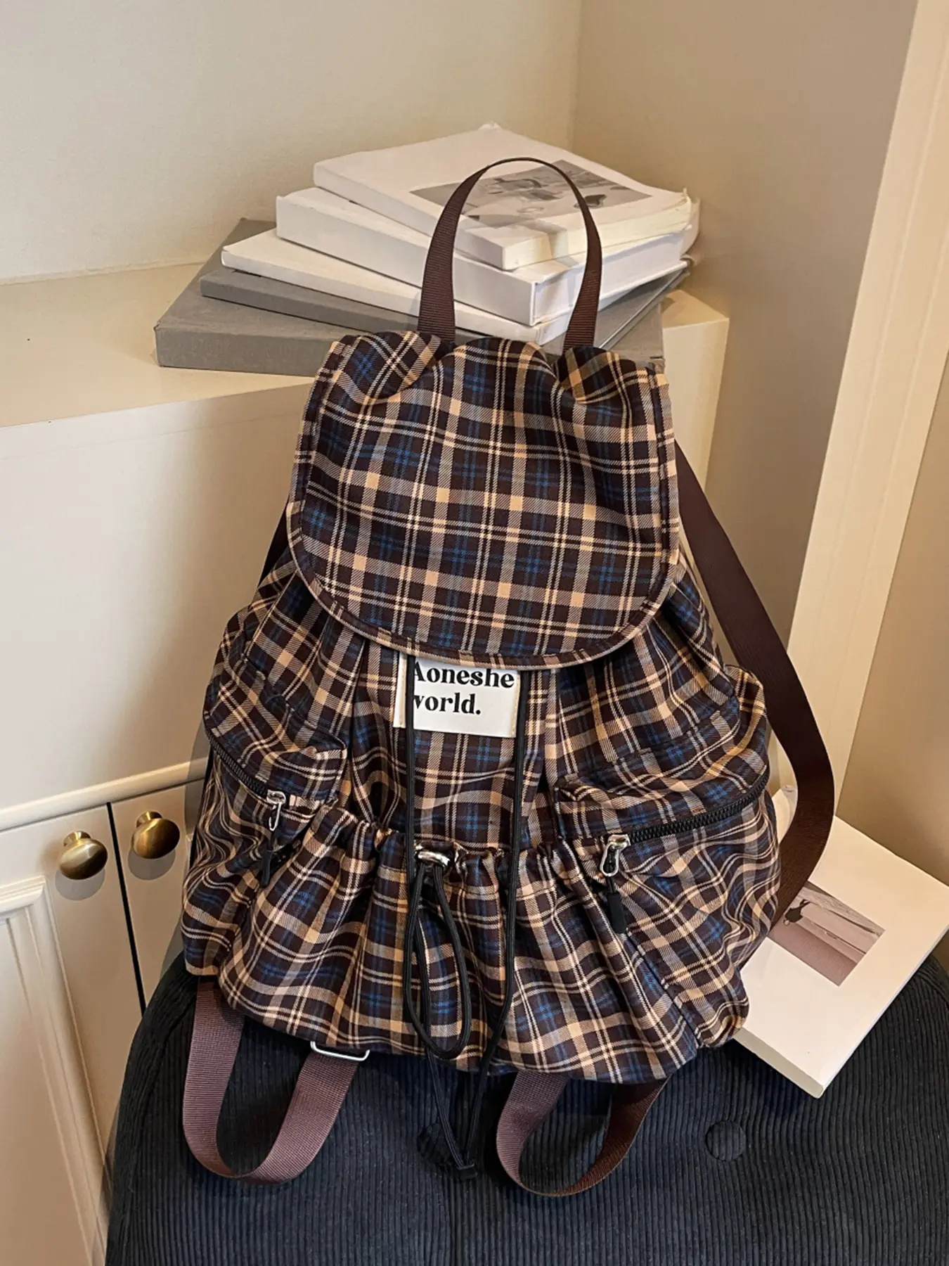 Vintage Art Academy style plaid backpack, stylish and casual versatile large capacity backpack, flip cover+pull-out design, easy to carry backpack strap, can accommodate books, tablets, water bottles, Adjustable backpack.