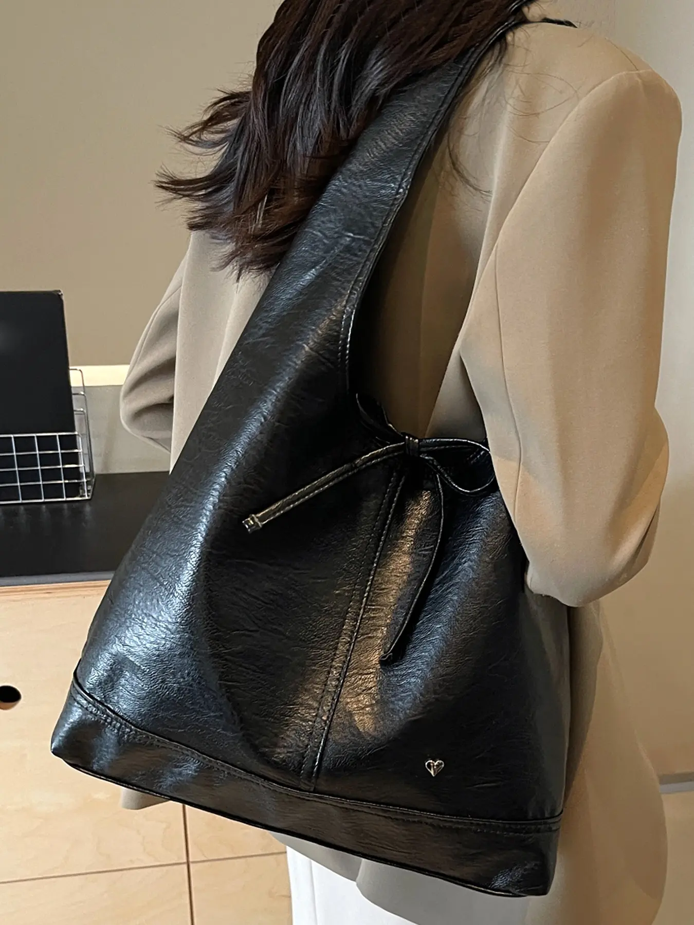 Niche design, fashionable textured soft leather tote bag, Hobo Shoulder Bag, retro simple one-shoulder handbag, bow lazy style women's one-shoulder underarm bag, Stylish Crossbody, Fashion Bags, suitable for daily wear, commuting and other scenarios.