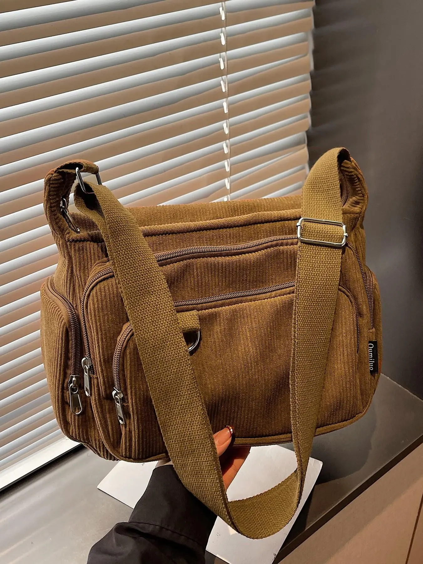 Retro casual practical texture shoulder bag with multiple zippered pockets, reasonable separation, solid color simple crossbody bag, suitable for commuting to and from work, Casual Commuter Bag, Casual fashion bag