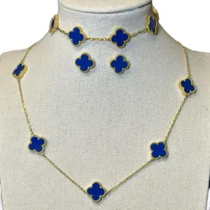 Set de Joyería en Acero Inoxidable – Detalle de Flor Lisa en Color Azul.