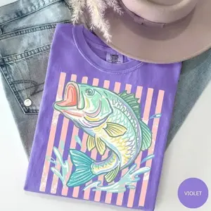 Comfort Colors Retro Bass Fish Shirt, Pastel Fishing Graphic Tee, Preppy Coastal Fishing Shirt, Lake Aesthetic T-Shirt, Summer Fishing Outfit, Large Mouth Bass Shirt, Angler Gift for Her, Fishing Lover Tee Print Tee, Andrew Clothings