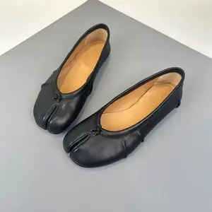Spot Women's Dance Shoes Tabi Split-toe Shoes Women's 2025 New Niche Pleated Flat Bottom Shallow Mouth Bow Ballet Pig's Trotters Single Shoes Split-toe Comfortable Shoes