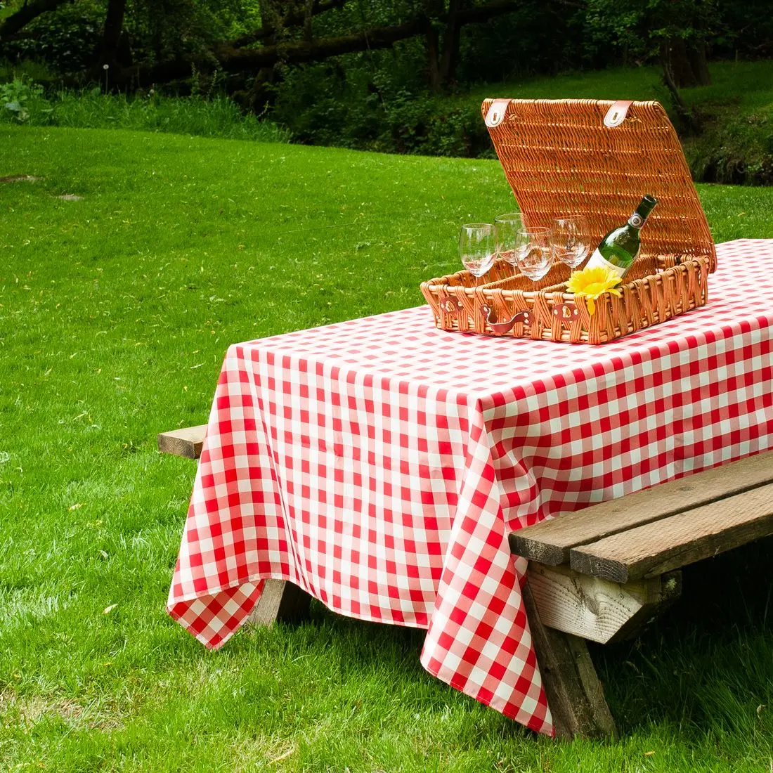 LTC 60x126 in. Casual Rectangular Checkered Polyester Tablecloth - Durable, Easy-Maintenance for Outdoor Events, Home & Festive Party Supplies