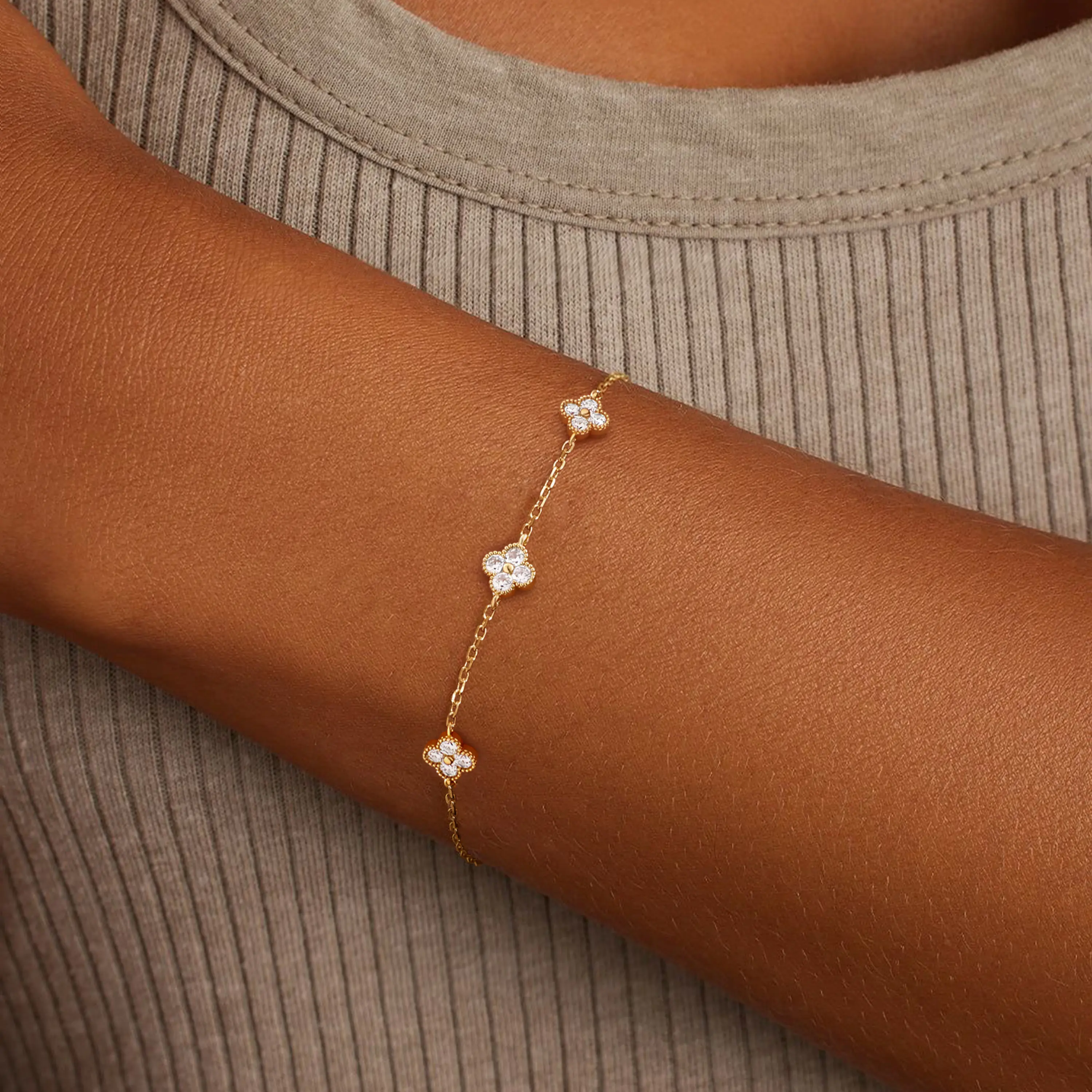 ZHESHY Birthday Stone Four-Leaf Clover Bracelet, Delicate 14K Gold-Plated Bracelet, Cute Women’s Bracelet, Fashion Versatile Jewelry, Gift for Yourself or Your Girlfriend