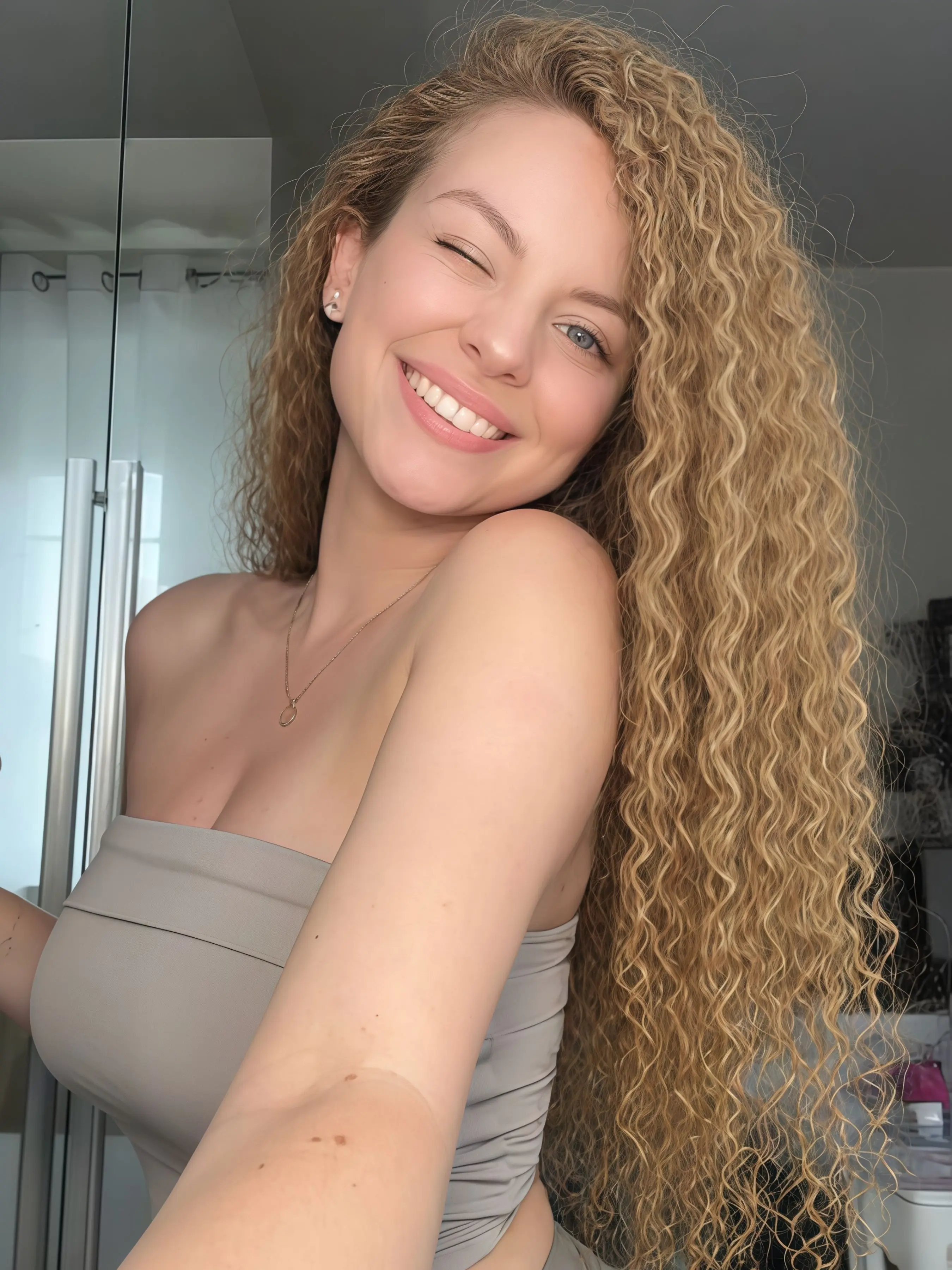 Blonde Highlights Deep Curly 13×4 Lace Front Wig For Women, Long Curly Honey Blonde Mixed Bleach Blonde Synthetic Lace Front Wig, 28 Inch, Curly Wigs, Synthetic Hair Wigs