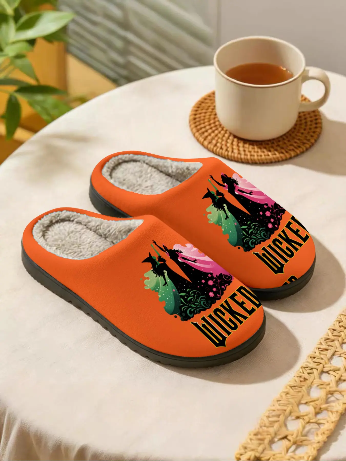 Wicked Themed Platform Plush Women's Slippers 1 Pair, Fantasy Musical Dark Fairy Tale Style, Platform Cushioning + Fleece-Lined for Warmth, Musical Enthusiasts & Dark Fairy Tale Lovers for Home Foot Warmth + Street Eye-Catching, Winter Must-Have!