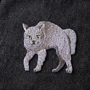 Arched Gray Cat Iron‑On Patch, 1.4 inch Embroidered Surprised Cat Applique for Clothes, Totes and Jackets