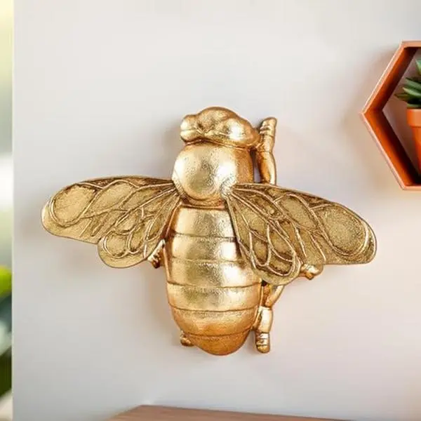 Golden Bee Wall Decor Resin Bug Wall Art 3D Hanging Bee Wall Sculpture Handmade Figurine Suitable for Home Room or Pharmacy Decoration for Honey Lovers and Collectors Christmas Gift Gold Finish