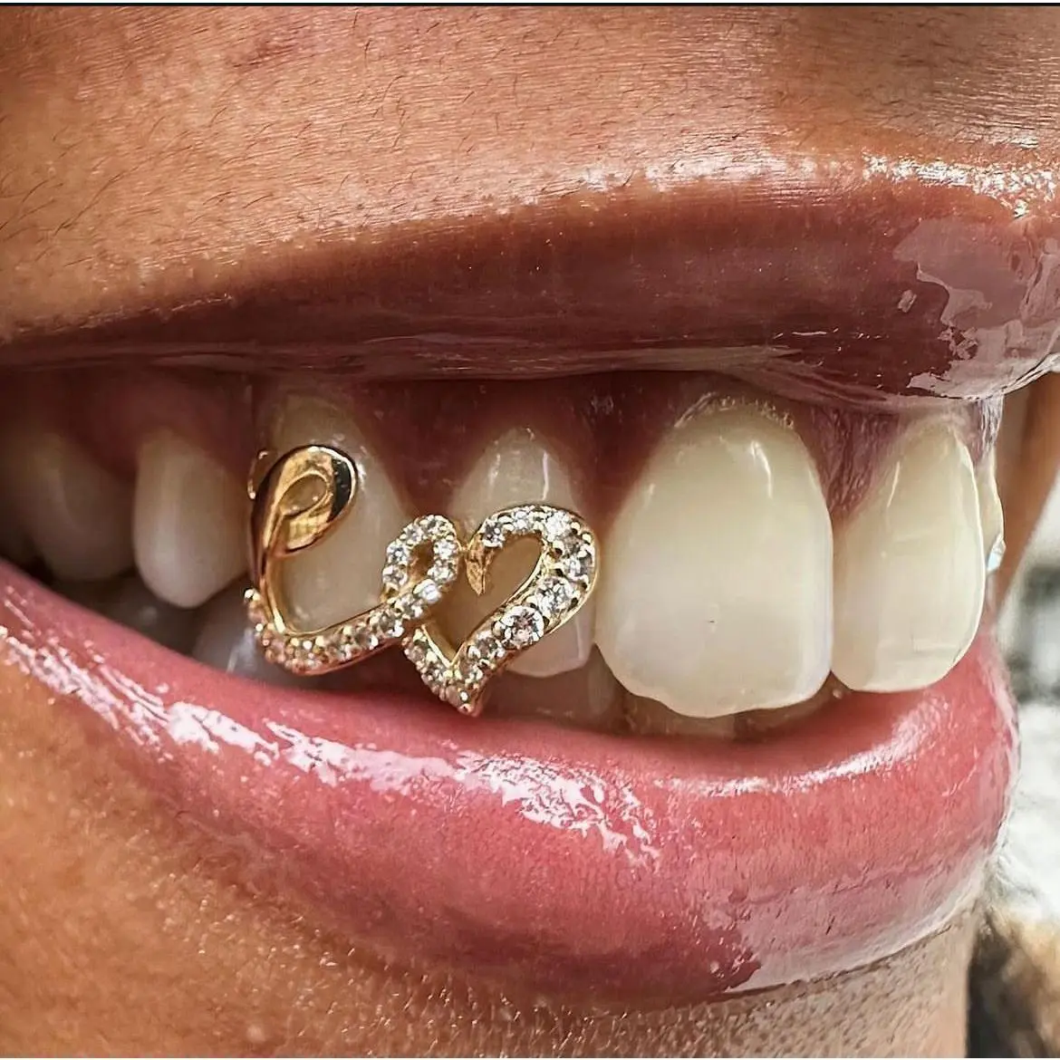 Hip-Hop Copper Tooth Gems with Double Heart-Shaped Gold Brackets, Zircon Micro-Inlay Personalized Teeth Grills, Fashion Costume Jewelry for Hip-Hop Enthusiasts, Heart Shaped Brackets, Teeth Accessory, Dental Accessory