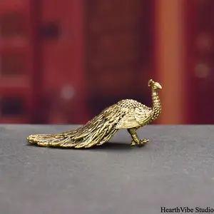 Vintage-Style Brass Peacock Desktop Ornament, Handcrafted Art with Peacock Motif, Exquisite Collectible, Desktop Decor Ideal as Birthday Gift or Office Bookshelf Accent