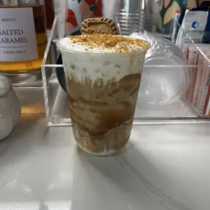 50 Pack 12oz（354.84ML)/16oz(473.12ML) 2sizes Disposable Iced Coffee Cups with Strawless Lids Clear Plastic Cups with Sip Lids for Party Wedding Catering Events, To Go Cups for Cold Drinks Smoothie Milkshake Lemonade Bubble