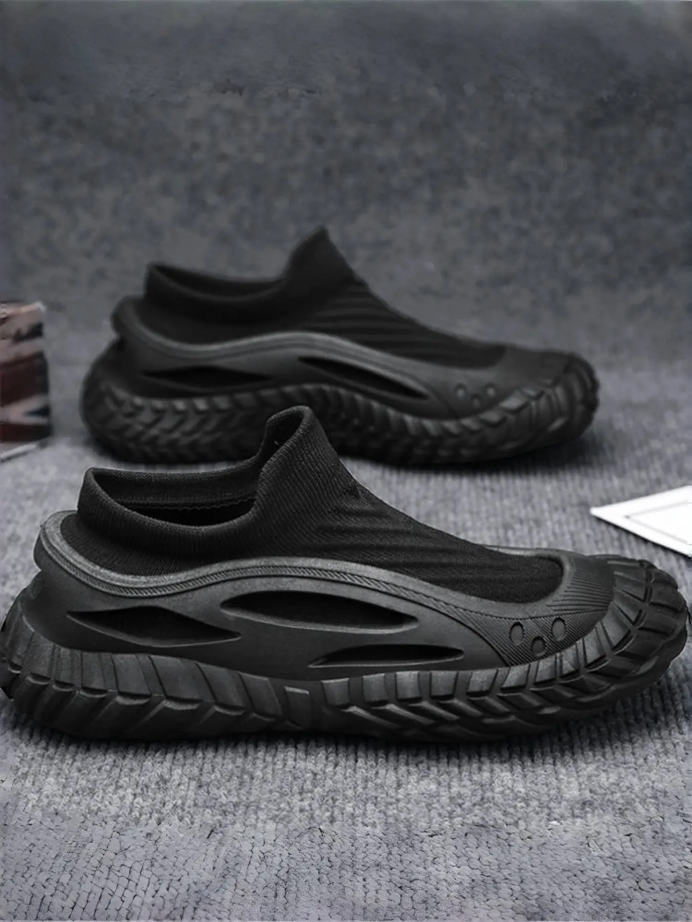 Men's All-Black Techwear Sock-Fit Shoes, Cool Dark Casual Style, Sock-Fit Upper + Cutout Construction + Lug Platform Sole, Unique Style, Light Cushioned Fit , Ideal for Daily Commuting & Street Wear Scenarios, Sports Shoes, Athletic Sneaker, Walking Shoes