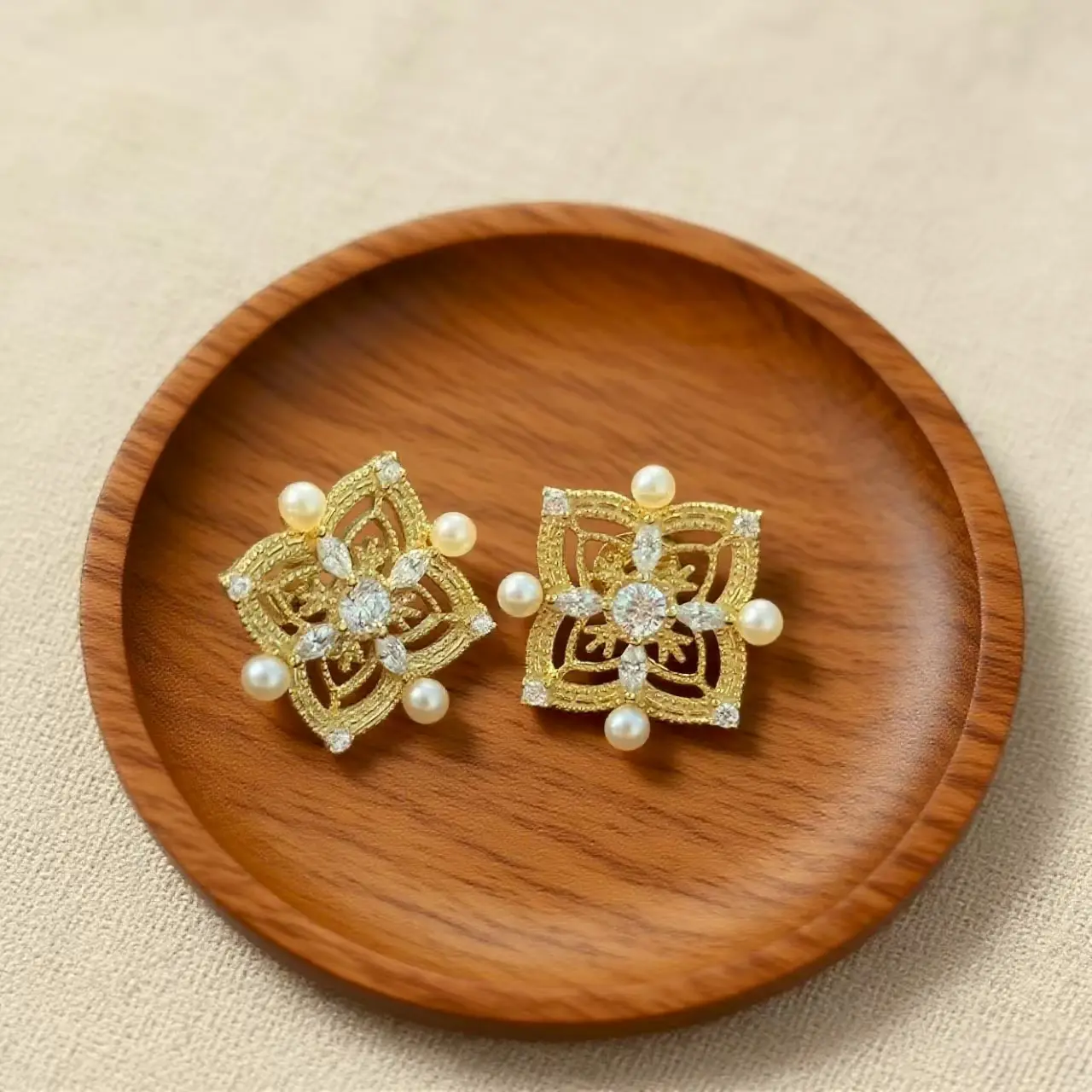 Gold Snowflake Earrings Women's Earrings Snowflake Studs for Women Gold Studs Fashion Earrings Winter Jewelry Gift for Women Gift for Mom Earrings Earrings EarringStyle FashionJewelry GiftIdeas WinterAccessories TkJewelryTrend wedding valentine