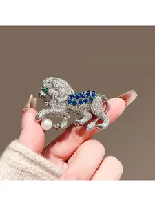 Full-diamond lion brooch, high-end, delicate, luxurious, niche and creative pin for men and women, a suit animal corsage and coat accessory, Jewellery