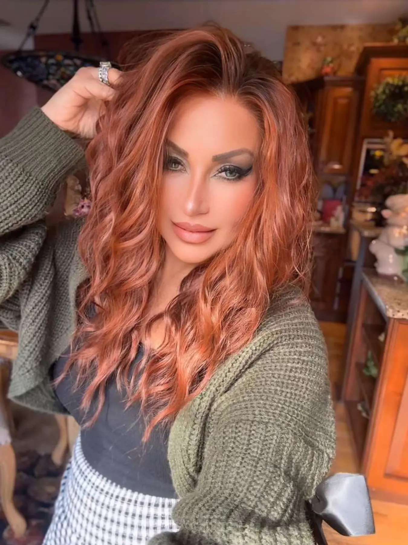 MACA BAKA Stella Chestnut Red Ombre Highlight Water Wave Lace Front Wigs with Scandinavian Hairline 16 Inches Medium Length Low Density Auburn Loose Curly HD Synthetic Lace Front Wigs for Women Pre Plucked