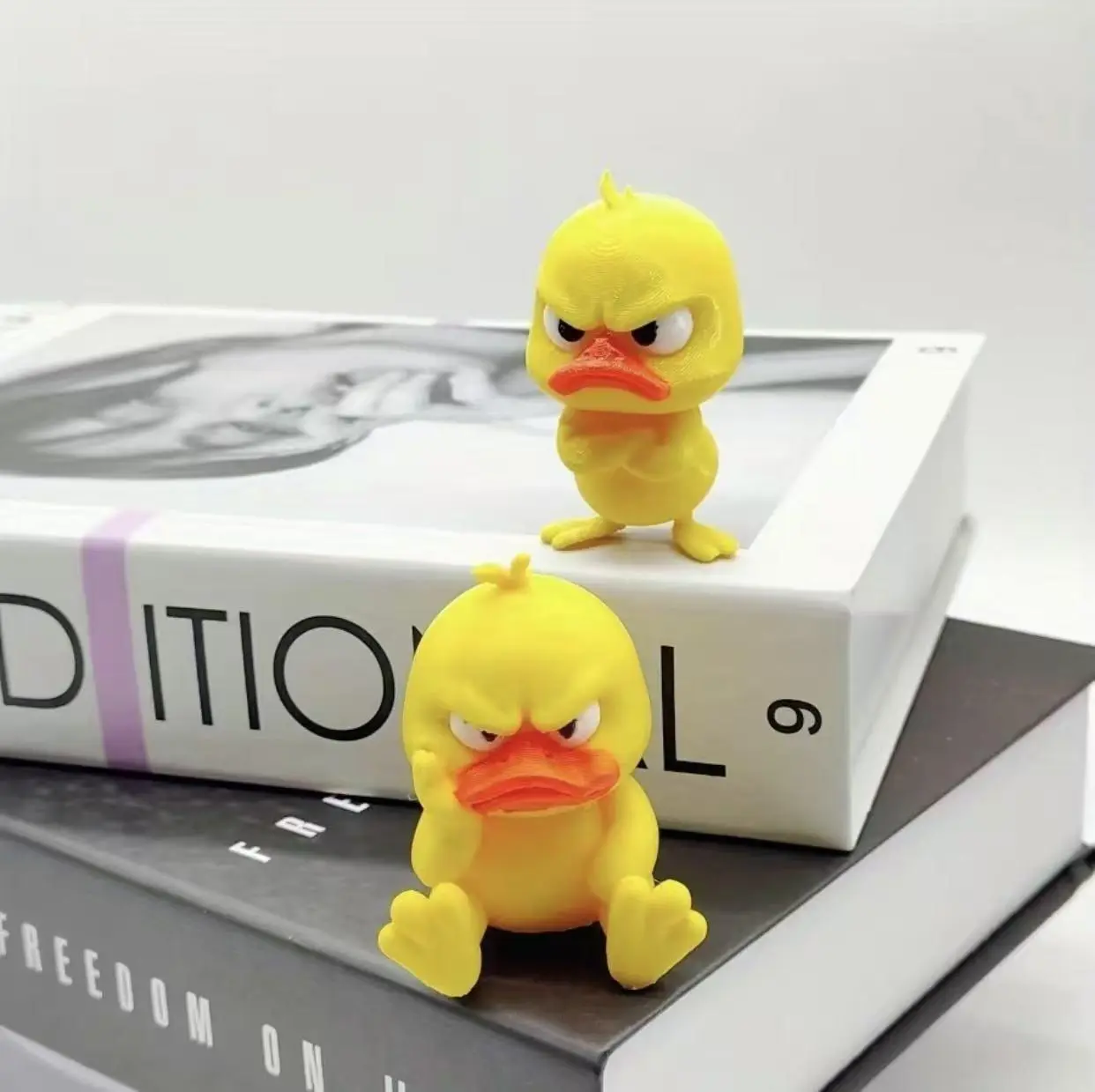 Funny Angry Duck Statue, Cute Cartoon Figurine,Cute Desktopor Car Interior Decoration, Multi-Purpose Indoor-OutdoorHome Decor Gift forFamily and Friends Car Ornaments Car Trinkets