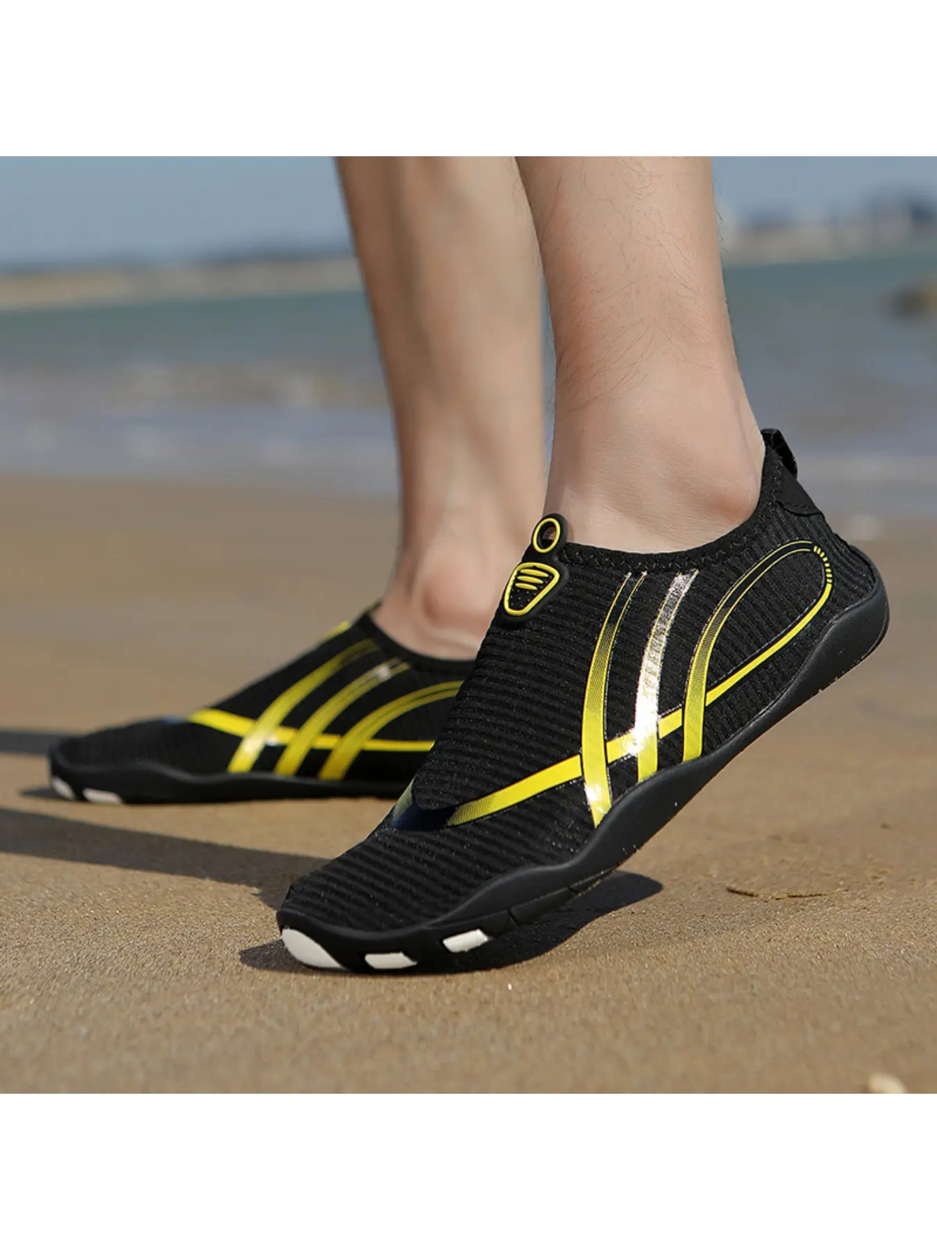 A pair of men's outdoor wading canyoning shoes, lightweight swim shoes, Water Footwear, breathable and quick-drying mesh, non-slip and wear-resistant, suitable for beach, outdoor and water sports casual wear.