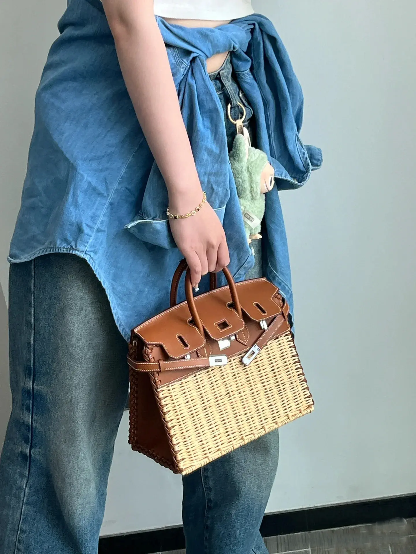 Elegant Woven Basket Handbag with Brown Leather Accents and Silver Hardware for Women's Fashion bags for women fashion daily shoulder bag commuter crossbody bag the scene bag everywhere crossbody cheap purse Handmade Woven Bag Classic Picnic Bag Ideal Gif