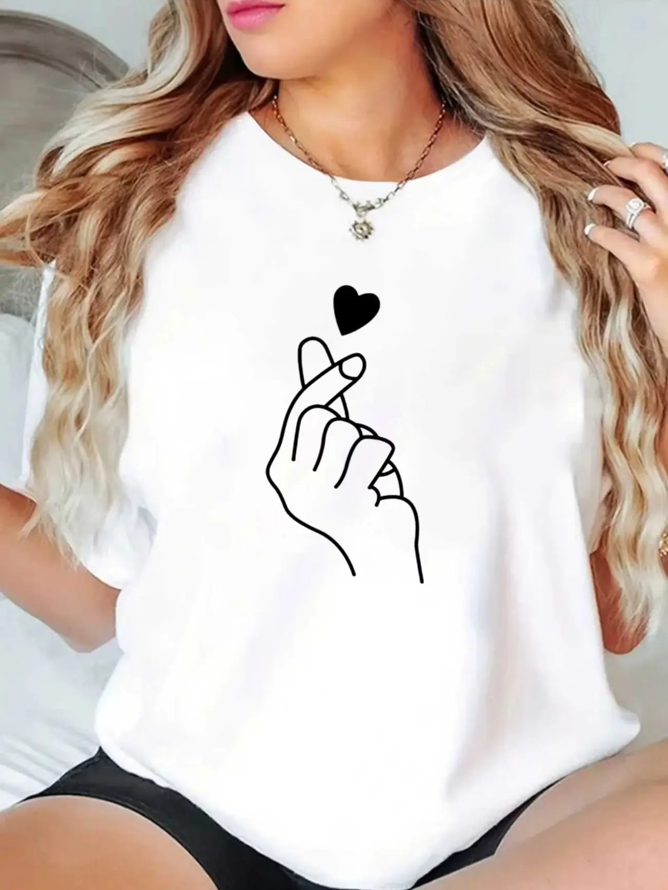 Korean Finger Heart Graphic T-Shirt, Minimal White Line Art Hand With Red Heart Short Sleeve, Cute Love Gesture Casual Tee, Aesthetic Valentines Women Soft Cotton Top
