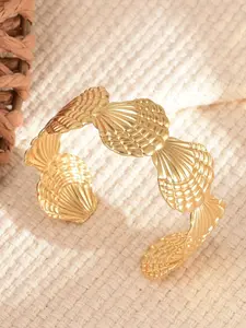 Women's Stainless Steel Cuff Bracelet with Shell Decoration, Elegant Striped Design, Perfect for Beach Vacations, Daily Wear, Festivals, Gifts