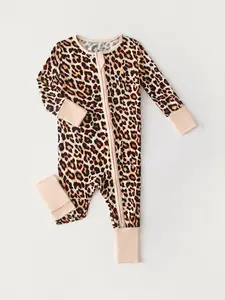 Baby long-sleeved bamboo fiber romper, two-way zipper, foldable hand and foot cuffs, leopard print pattern, suitable for all seasons, infant gift, wearable as outerwear.