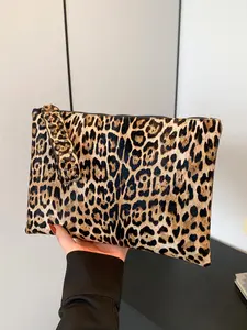 Retro fashion texture leopard print rivet clutch, exquisite and versatile wrist bag, lightweight and easy to carry, can accommodate mobile phones, lipstick, suitable for parties, socializing, dating, shopping, Elegant Clutch, Clutch Purse