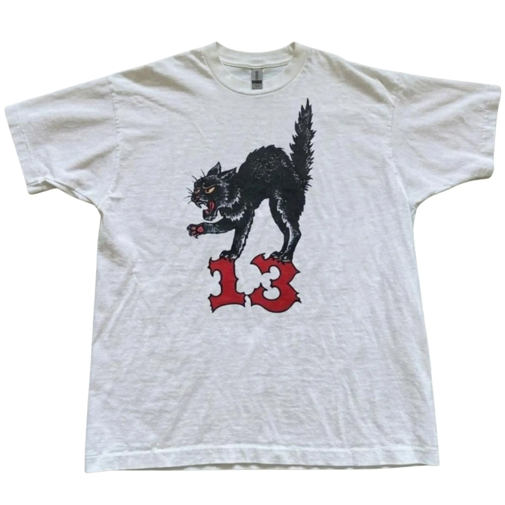 Lucky Number 13 Hissing Black Cat Graphic T-Shirt, Vintage Tattoo Flash Style Arching Cat Standing On Red Typography, Unisex Streetwear Tee For Rockabilly Fans, Retro Gothic Outfit
