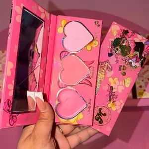 Luna is Blushing Trío: cream Blush,powder blush and pressed Highlighter. Cosmetic Makeup Dewy