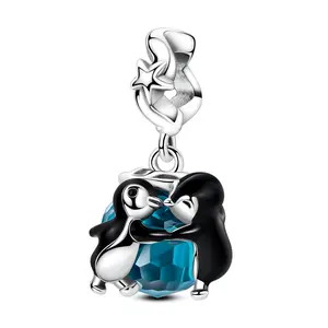 The MULA S925 silver-plated penguin charm, adorned with blue glass crystal and enamel details, is a lovely animal jewelry gift for girls and women. Compatible with Pandora bracelets and necklaces.