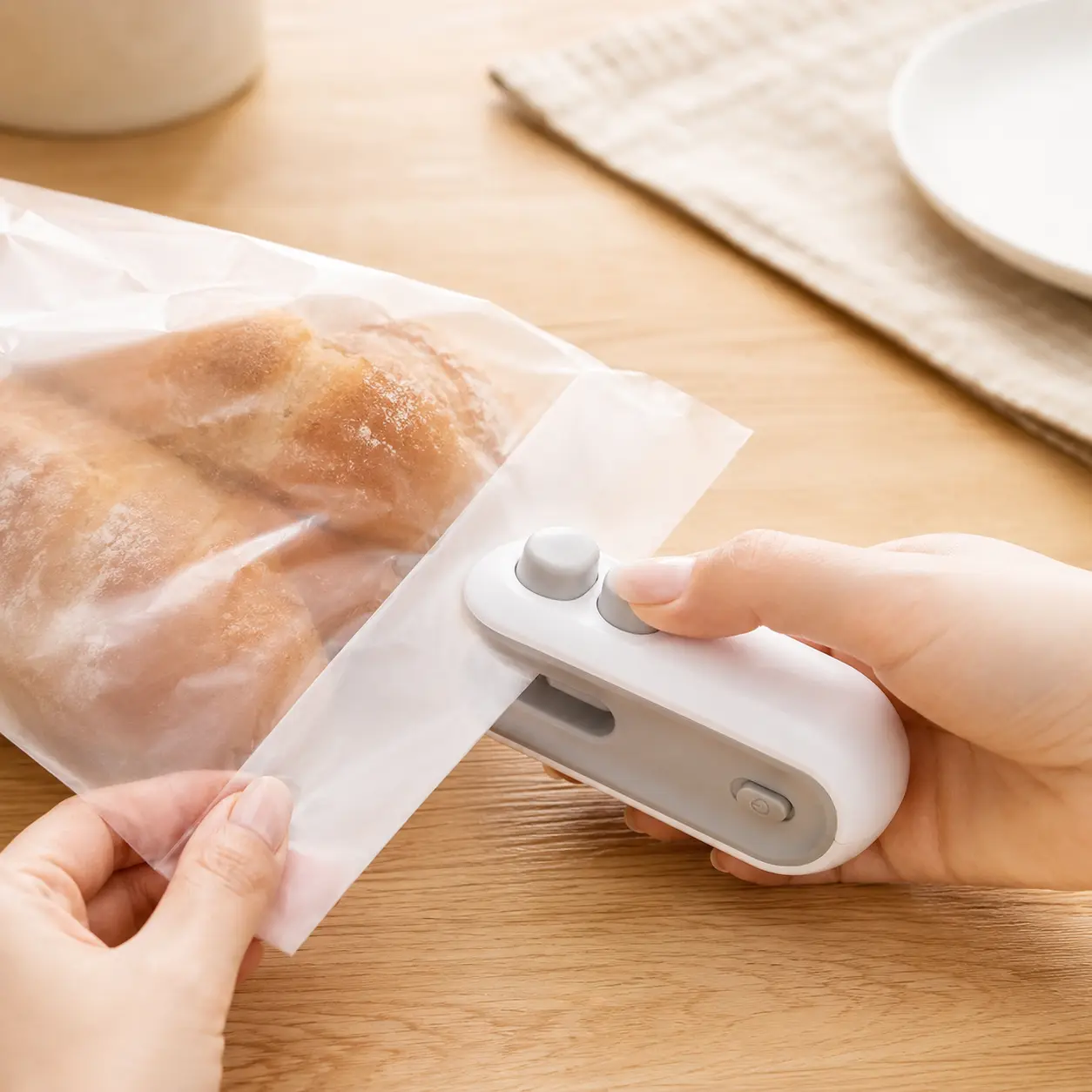 Portable Cordless Food Bag Sealer – Mini 2-in-1 USB Rechargeable, Airtight Freshness for Snacks, Perfect for Picnics, Travel & Kitchen