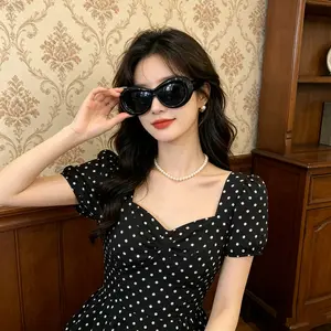 Fun inflatable round sunglasses, perfect for street style photos. Cute and playful design suitable for both men and women. Lightweight and distinctive, it adds a lively vibe to your look. Ideal for parties, outings and daily styling to stand out easily.