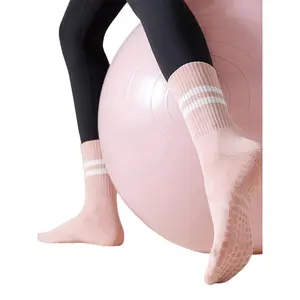 Women's Anti-Slip Socks for Yoga Pilates Gymnastics, Breathable Sweat-Absorbing Mid-Calf Socks, Grip Sports Socks, Sporty Plain Design, All Seasons Wear