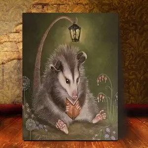 [2D Flat] 1pc Whimsical Opossum Reading Book Canvas Wall Art - 11.8x15.7 Inch Wrapped Canvas Painting, Nature-Inspired Home Decor for Living Room & Bedroom, Christmas & Valentine'S Day Gift, Animal Wall Art