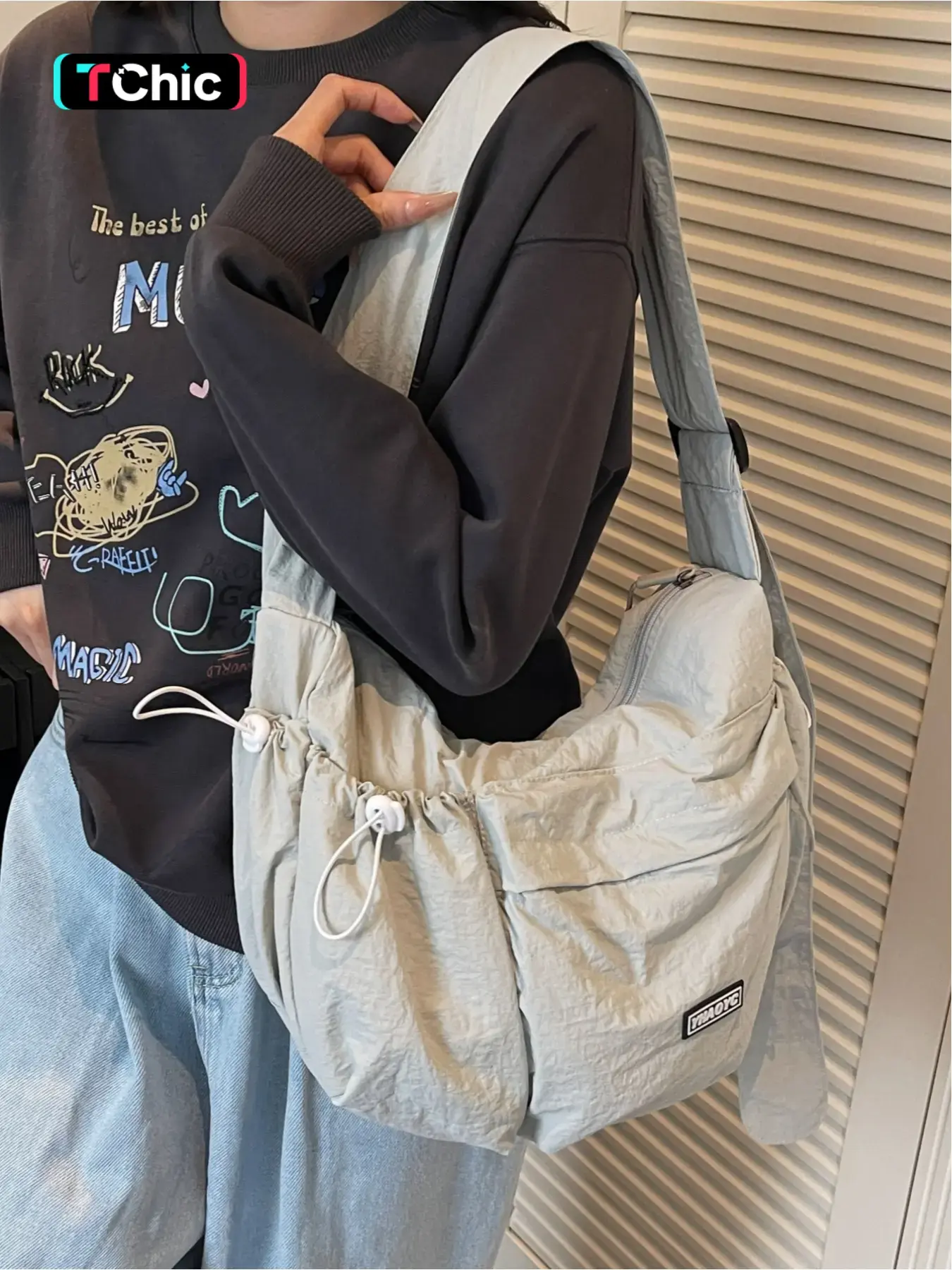 Lightweight nylon crossbody bag, large capacity travel sports and fitness bag, casual commuting shoulder bag, dumpling bag, Daily commuter bag, zipper closure, multi-pocket storage, adjustable shoulder strap, suitable for college students, campus