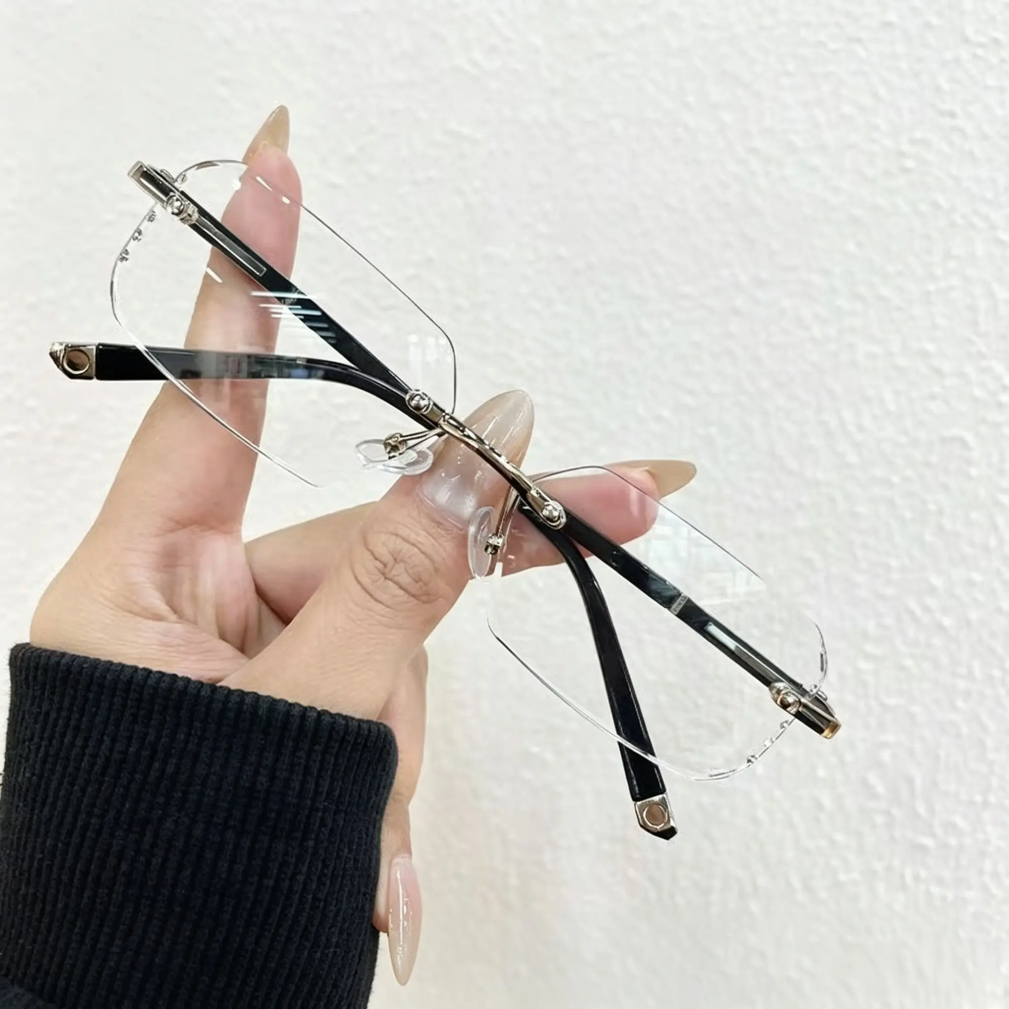 Classic Style Reading Glasses for Men and Women, Lightweight Metal Frame, Ideal for Reading and Craft Work