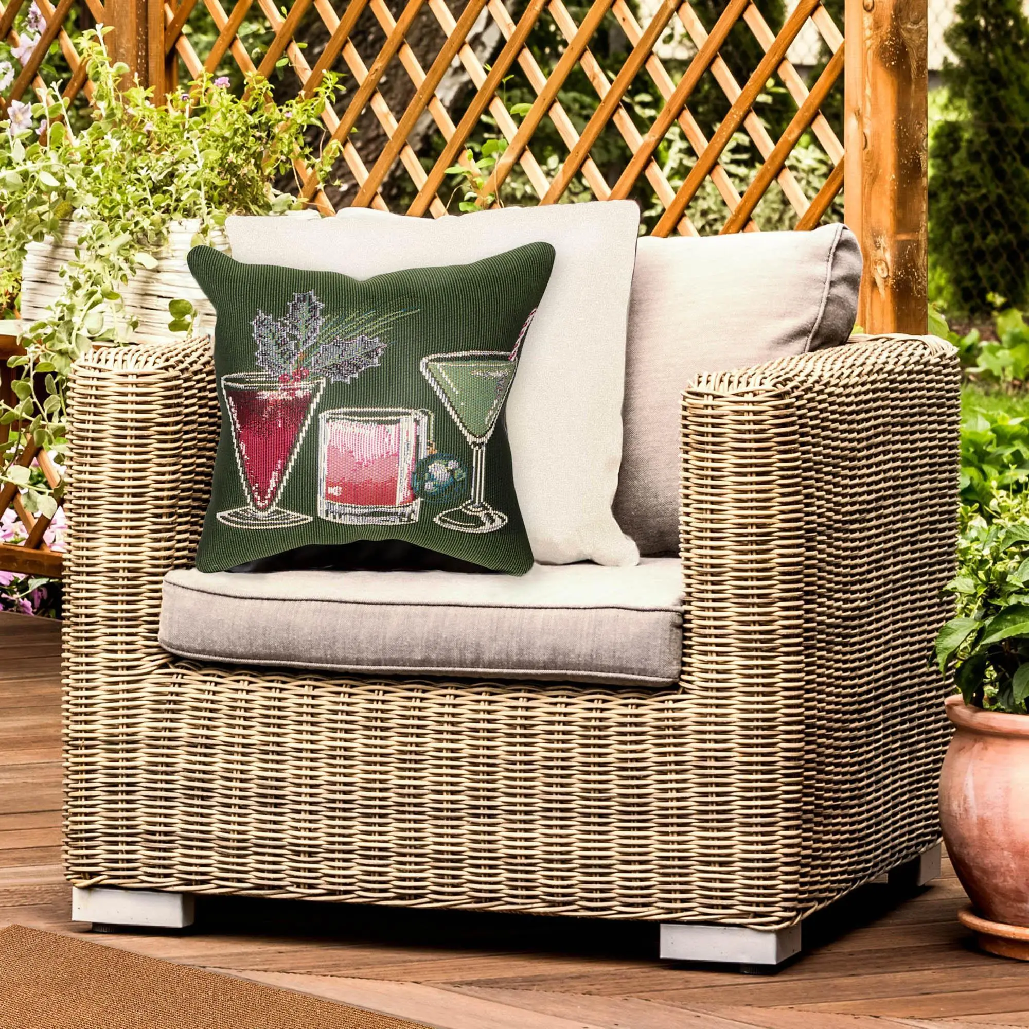 Lush Decor MARINA Power Loomed Synthetic Blend Indoor/Outdoor Removable Machine-Washable Pillow - Contemporary Graphic Casual Accent, Deck/Patio & Couch Cushion Replacement, Party Drinks Support