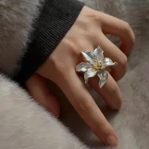 French vintage high-end gold and white contrasting oil-drip tulip flower ring, fresh and sweet women's ring