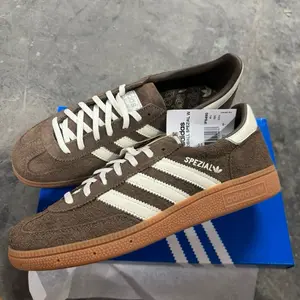 ADIDAS HANDBALL SPEZIAL EARTH STRATA BROWN CREAM GUM BOTTOM STYLISH WOMENS SNEAKER