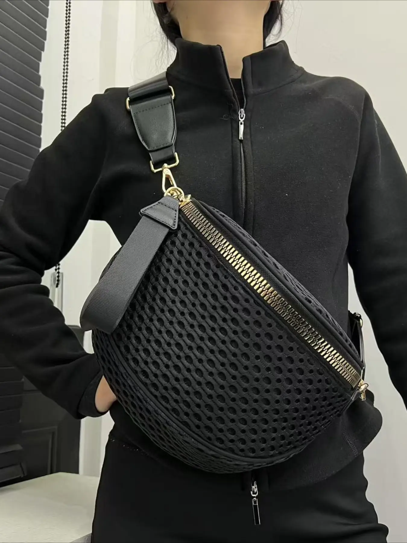 Ladies' fashionable mesh lightweight chest bag, semi-circular casual sports running crossbody bag, solid color texture mesh design, multifunctional daily crossbody bag Women