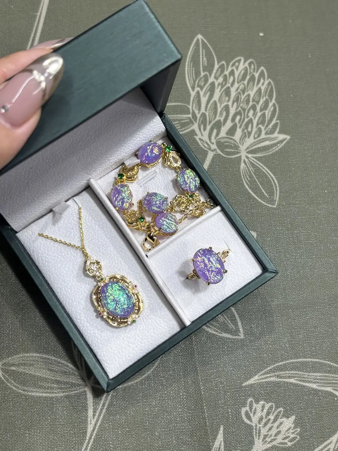 Astrid(11782)gc.Lavender Opal