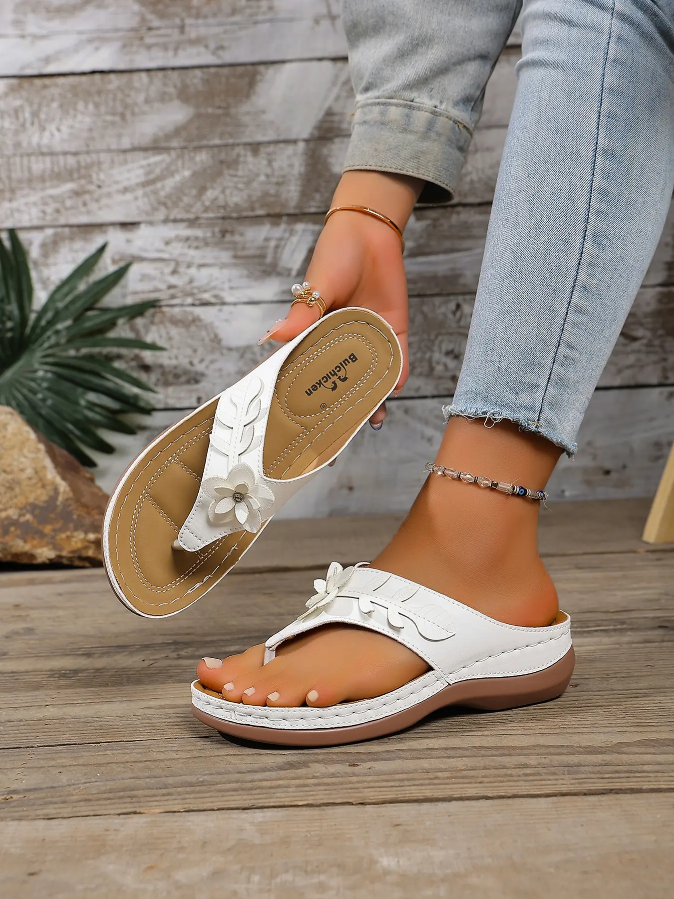 Women's floral wedge flip-flops, Classic Sandals, Fashionable Wedge Sandals, Casual Wedge Sandals, feature arch support design for all-day comfort. The non-slip thick sole provides invisible height enhancement, suitable for multiple scenarios
