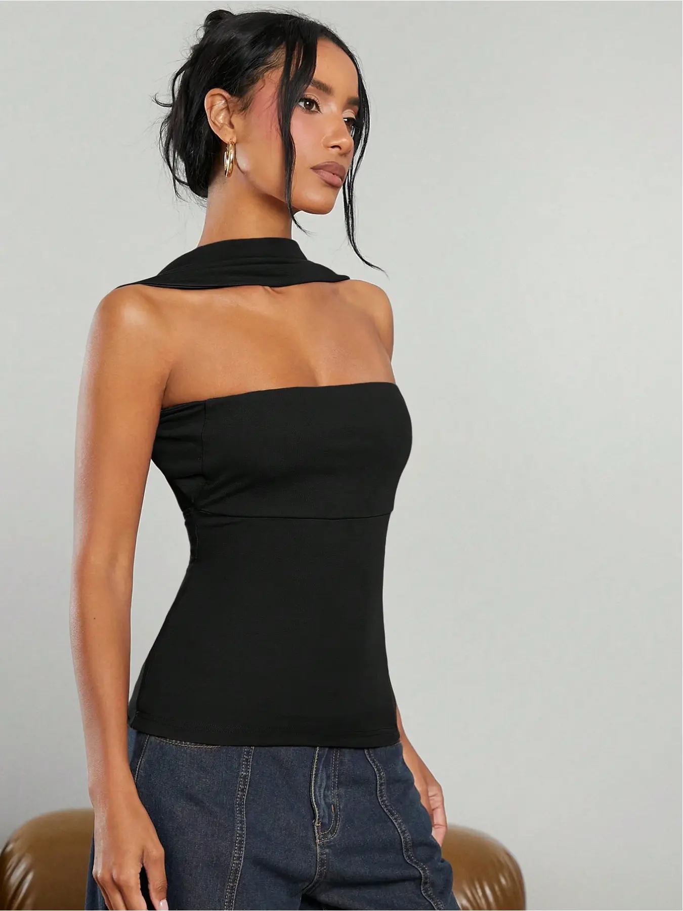Sexy sleeveless backless strapless tank top for summer; a flattering and elegant strapless tank top, suitable for the office or everyday wear.