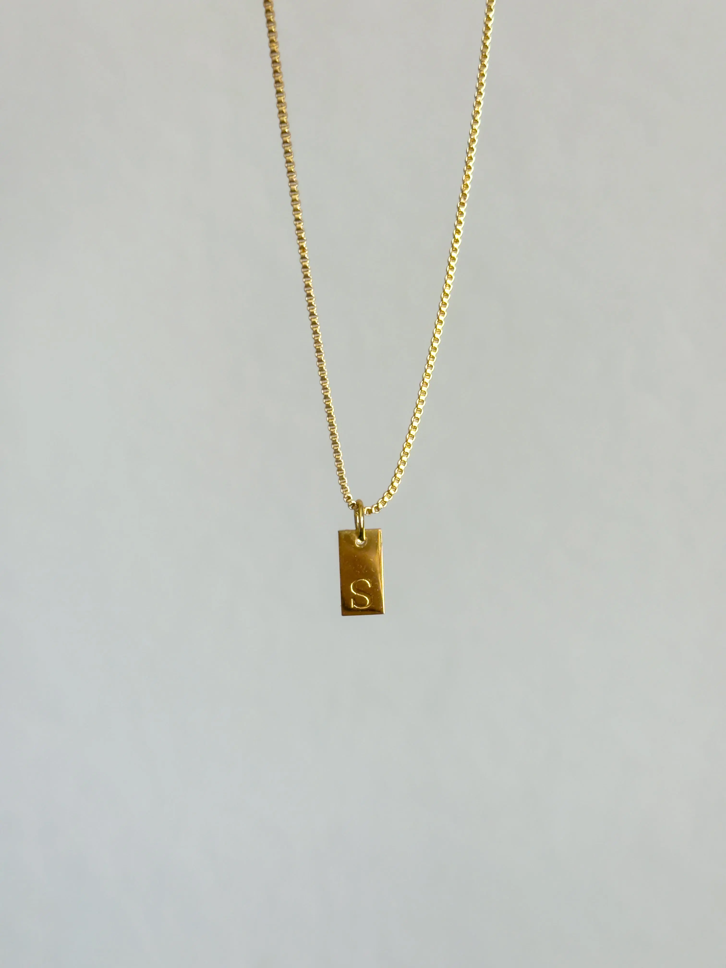 Initials Necklace with Gold Chain and Pendant Featuring Initials "S"