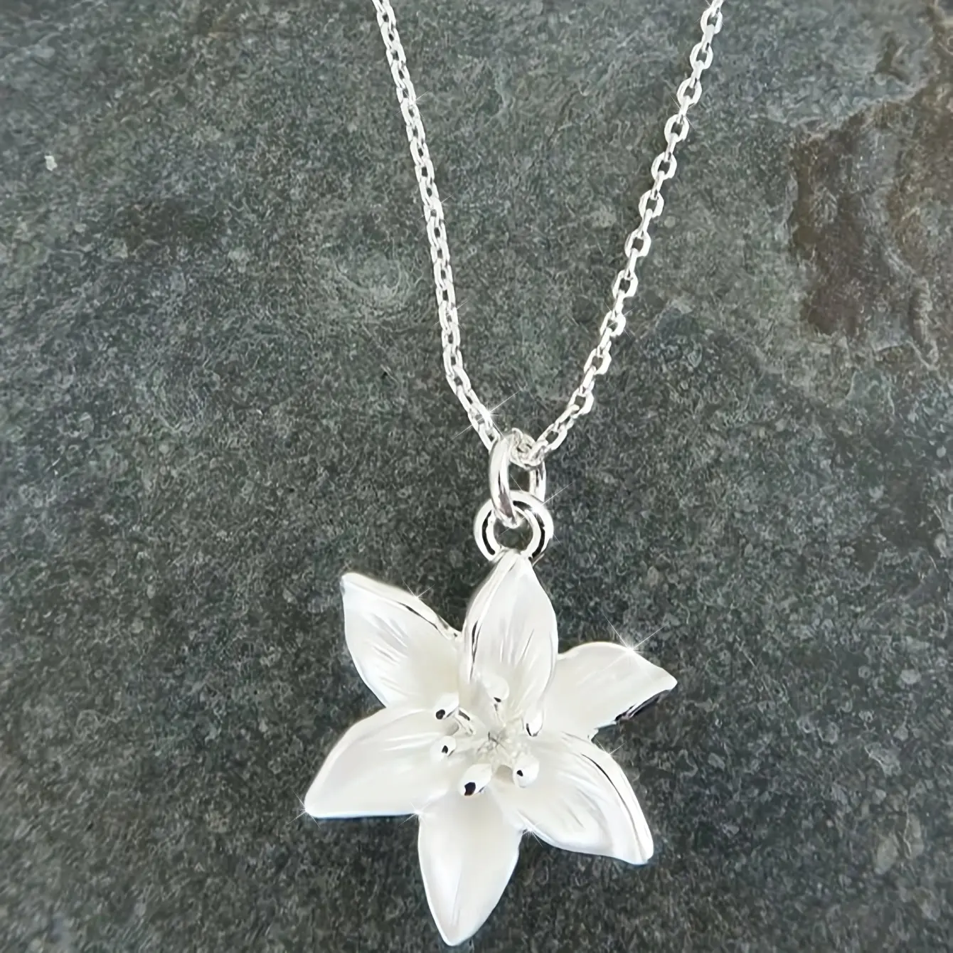 Women's Gold-Tone Vintage Simple Delicate White Lily Flower Pendant Necklace - 1pc Female Casual Daily Costume Jewelry, Elegant Birthday Gift, Flowers