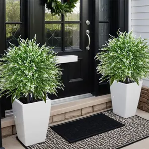 Two artificial white lavender imitation trees are planted, the green-leafed lavender can resist ultraviolet rays and are suitable for indoor and outdoor decoration in spring, as well as for use in homes, hotels, gardens, offices, Artificial flower plant