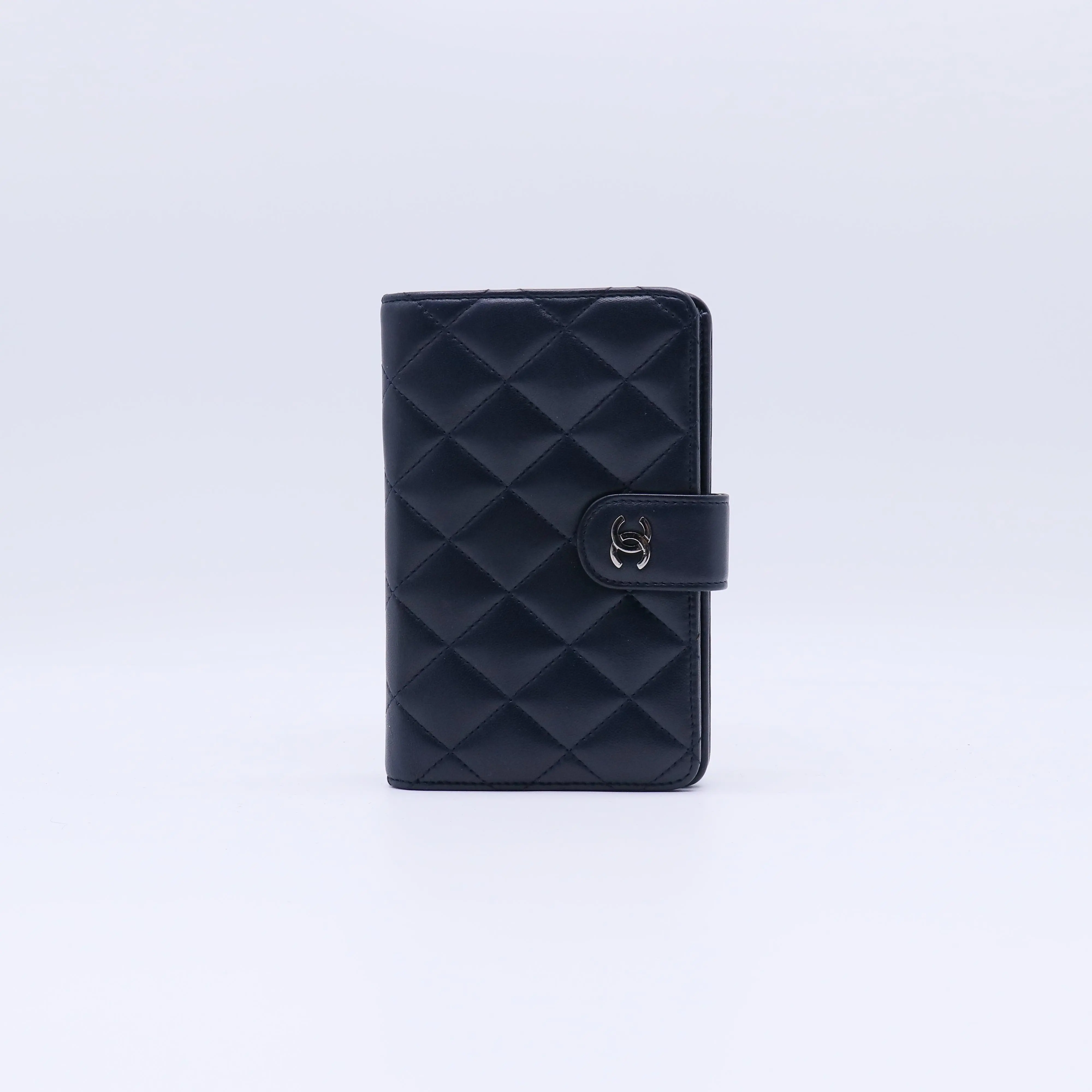 Pre-owned CHANEL leather Small Leather Goods Classic Lambskin Quilted Flap Passport Holder W21320