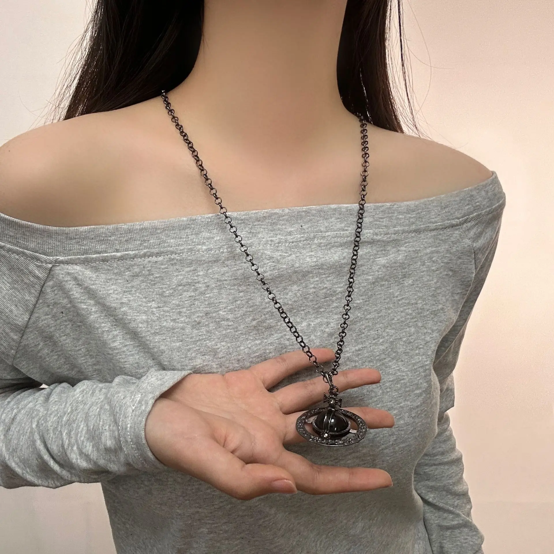 Women's Dark Saturn Long Necklace - Niche Punk-Hip-Hop, Gothic Grunge Graphic Motif, Gunmetal High-End Versatile Costume Jewelry for Women, Party Wear